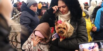 Ukraine : un demi-million de personnes ont fui leur foyer dont plus de 330.000 vers l’étranger, selon l’ONU