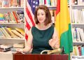 Apprendre l’anglais, où que vous soyez : l’ambassade des États-Unis lance l’école Duolingo en Guinée