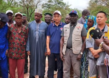 Boké: Le gouverneur Mamadou Camara lance les travaux de réparation des nids de poule de la route Boké-Gaoual
